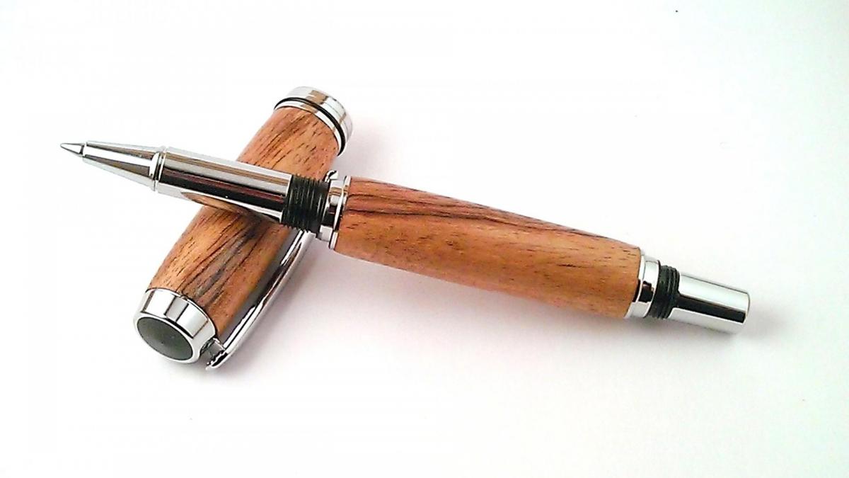 Stylo en bois de Cade, chromé version Roller avec poussoir. Superbe stylo  en bois à poussoir